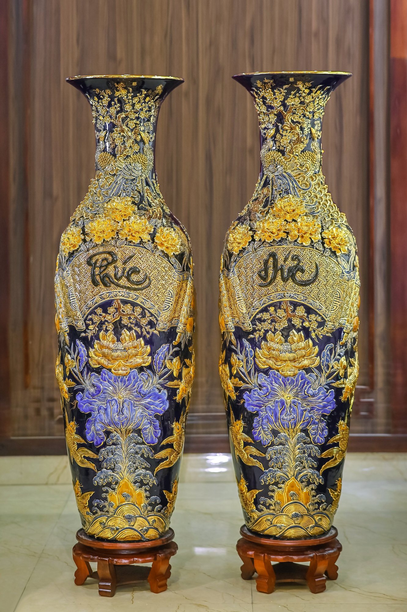 Lộc bình đắp nổi Phúc Đức men Lam vẽ vàng